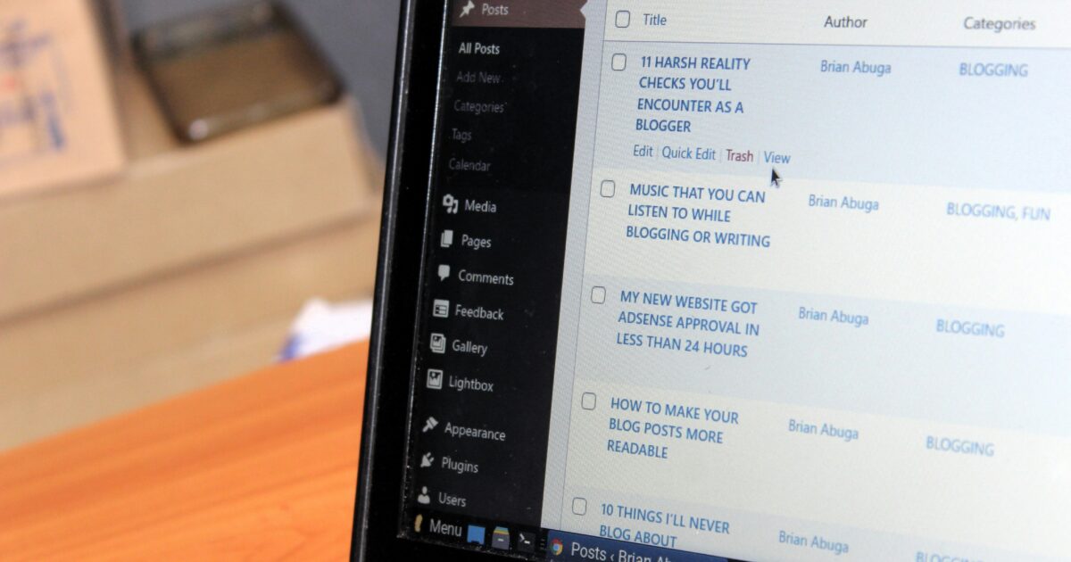 WordPressの投稿一覧画面を表示しているノートパソコンのクローズアップ